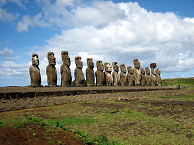 Ahu Tongariki w pobliżu Rano Raraku, 15-moai ahu odkopane i odrestaurowane w latach 90.