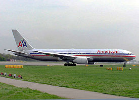 American Airlines Boeing 767, un avión de ala fija. Para despegar debe alcanzar una velocidad de unos 150 nudos (280 km/h; 170 mph)