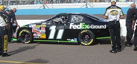 El Chevy FedEx #11 de Denny Hamlin siendo inspeccionado en la Checker Auto 500 del 12 de noviembre de 2006  