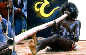 Αβορίγινες που παίζουν didgeridoo