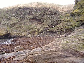 Geologisk forkastning ved Niarbyl, Isle of Man. Den smalle hvide diagonale linje nær midten af billedet er det eneste tilbageværende synlige tegn på Iapetus-havet.