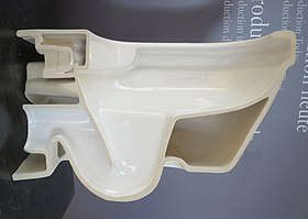 Schnitt durch einen Tiefspüler mit offenem Spülrand (spülrandloses WC) im Keramikmuseum Mettlach