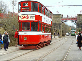 Museet har fungerende sporvogne i en gammeldags gade. Dette er en dobbeltdækker sporvogn fra Leeds fra 1931, som er ved at køre under Bowes-Lyon-broen.  