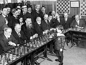 Osmiletý Sammy předvádí souběžnou ukázku. Francie, 1920