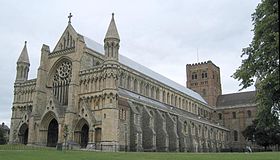 Die St.-Albans-Kathedrale von Westen, zeigt die Westfront aus dem 19.