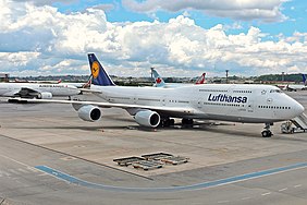 En Boeing 747-8 Intercontinental fra Lufthansa, der viser det forlængede øverste dæk og de nye GEnx-motorer med udstødningsfejernet  