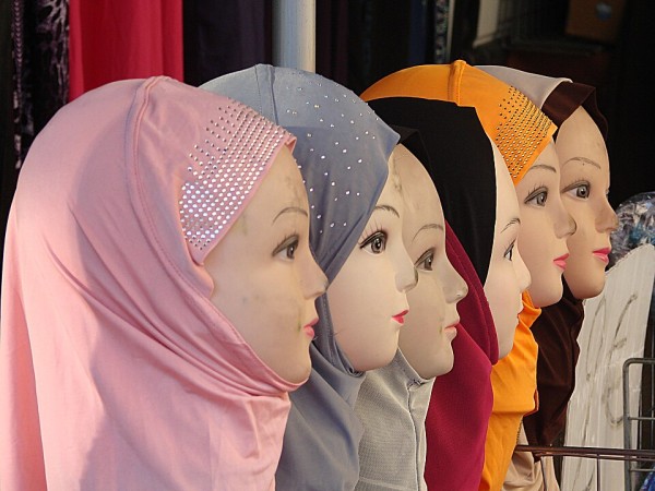 Women with Hijāb from the USA (top left), Iran (top right), Afghanistan (bottom left) and Indonesia (bottom right).