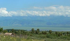 Jižní břeh jezera Enriquillo, pohled na sever k pohoří Sierra de Neiba.