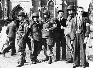 Eindhoveno pasipriešinimo judėjimo nariai su JAV 101-osios oro desanto divizijos kariais Eindhovene operacijos "Market Garden" metu, 1944 m. rugsėjo mėn.