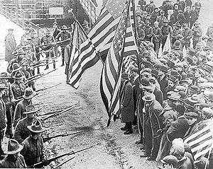 Pasaulio pramonės darbininkų profsąjungos demonstrantai, kuriuos sulaiko kareiviai per 1912 m. Lorenso tekstilės streiką Lorense, Masačusetso valstijoje.