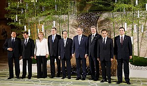 G8 "familiefoto" på topmødet i Hokkaido. Fra venstre er det: Italiens premierminister Silvio Berlusconi, Ruslands præsident Dmitrij Medvedev, Tysklands kansler Angela Merkel, Storbritanniens premierminister Gordon Brown, Japans premierminister Yasuo Fukuda, USA's præsident George W. Bush, Canadas premierminister Stephen Harper, Frankrigs præsident Nicolas Sarkozy og José Manuel Barroso, formand for Europa-Kommissionen.