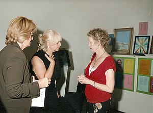 Aeronwy Thomas susitinka su Lidia Chiarelli (centre), viena iš IMMAGINE&amp;POESIA įkūrėjų, Turinas, Italija 2006 m.