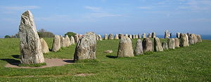 Die Ale-Steine in Kåseberga, etwa zehn Kilometer südöstlich von Ystad, Schweden, wurden um 600 n. Chr. mit der Kohlenstoff-14-Methode auf organisches Material datiert, das an der Fundstelle gefunden wurde.
