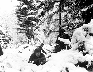US-amerikanische Soldaten des 290 Reg. kämpfen bei Neuschnee in der Nähe von Amonines, Belgien