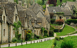 Cotswold-Steinhäuser in Bibury, England. Sie wurden 1380 als klösterliches Wolllager erbaut und im 17. Jahrhundert zu Weberhäuschen umgebaut.