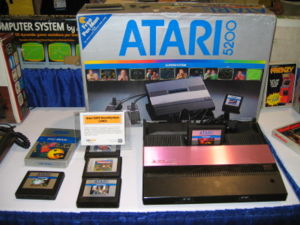 Atari 5200 systeem met controller, spelcassettes en verpakking