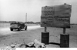 Provisorisches Straßenschild bei Tobruk, August 1942.