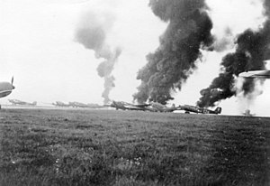 Brændende tyske Junkers Ju 52'ere ved Ypenburg  