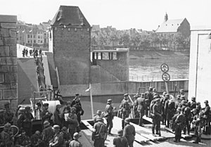 På trods af ødelæggelsen af Wilhelminabrug og Sint Servaasbrug (billedet) passerede de tyske tropper relativt hurtigt Maastricht, et vigtigt trafikknudepunkt. Foto taget den 10. maj 1940 i Maastricht  
