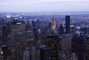 Midtown Manhattan in New York City, dem größten zentralen Geschäftsbezirk der Welt. Abgebildet ist die in der Morgendämmerung beleuchtete Terrassenkrone des Chrysler Buildings.