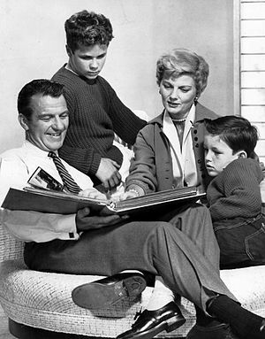 Hugh Beaumont jako Ward, Tony Dow jako Wally, Barabara Billingsley jako June, i Jerry Mathers jako Beaver