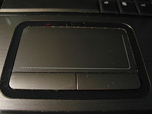 Il touchpad, un grande spazio per lo scorrimento con il dito e due pulsanti per il clic sinistro e destro