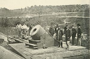 Der Belagerungsmörser „Dictator“ vor Petersburg. Die Person im Vordergrund rechts ist BrigGen Henry J. Hunt, Artillerieführer der Potomac-Armee