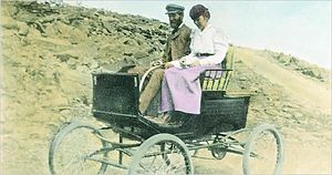 F.O. Stanley og hans kone Flora kørte den første bil til toppen af Mount Washington i New Hampshire.