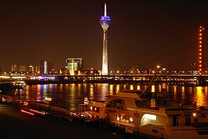 Düsseldorf pe timp de noapte.  