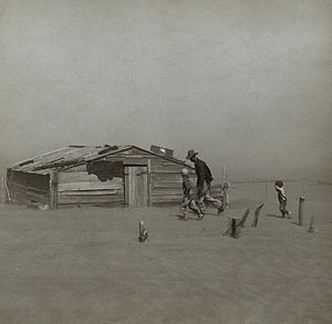 Ein Farmer und seine beiden Söhne während eines Staubsturms; Cimarron County, Oklahoma, 1936.