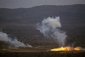 Samolot ekwadorskich sił powietrznych IAI Kfir zrzuca napalm na cel podczas wspólnych ćwiczeń USA i Ekwadoruskiego BLUE HORIZON.