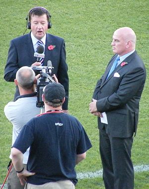 Engelse commentatoren Eddie Hemmings en Mike Stephenson in Parramatta Stadium tijdens de 2008 Rugby League World Cup.  