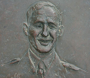 Basrelief av Edward Dunlop från hans minnesstaty i Royal Botanic Gardens, Melbourne.  