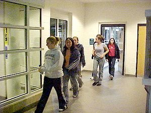 Üniversite öğrencileri yangın tatbikatı sırasında James Madison Üniversitesi'ndeki bir yatakhaneden ayrılıyor.