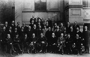 Členové prvního parlamentuPrvní řada zleva doprava: Laurence Ginnell, Michael Collins, Cathal Brugha, Arthur Griffith, Éamon de Valera, hrabě Plunkett, Eoin MacNeill, W. T. Cosgrave, Kevin O'Higgins (třetí řada zprava).