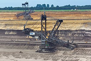 Excavadoras de rueda de cangilones en la mina de superficie de Garzweiler. Obsérvese el pequeño bulldozer en primer plano (mayor aumento)