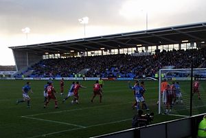 Un meci între Shrewsbury Town și Gillingham în Anglia.  