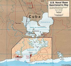 Kaart van Guantánamo Bay met ongeveer de grenzen van de Amerikaanse marine.
