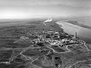 Hanfordská lokalita představuje dvě třetiny objemu vysoce radioaktivního odpadu ve Spojených státech. Jaderné reaktory na břehu řeky Columbia v Hanfordu v lednu 1960.  