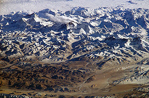 Himalaya fra den internationale rumstation, set mod syd fra den tibetanske højslette. Topene er Makalu [til venstre (8.462 meter; 27.765 fod)], Everest [i midten (8.848 meter; 29.035 fod)], Lhotse [i midten (8.516 meter; 27.939 fod)] og Cho Oyu [til højre (8.201 meter; 26.906 fod)