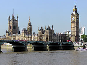 Domy Parlamentu widziane przez Most Westminsterski
