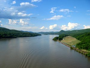 Fotografie des Hudson River mit Blick von der Bear Mountain Bridge nach Norden