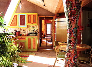 Interior Earthship dengan cahaya yang masuk dari jendela yang menghadap ke selatan