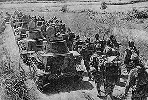 Japanische Pioniertruppen mit Tanketten auf dem Marsch bei Naxi, Kreis Yangxin, Anfang Oktober 1938