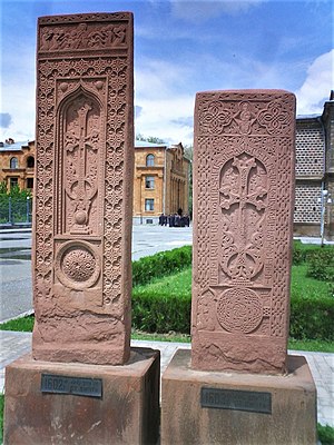 Två khachkars av Julfa-typ från 1500-talet, borttagna från kyrkogården i Julfa innan den förstördes av Azerbajdzjan.