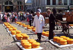 Die berühmten Goldenen Räder von Gouda auf einem Käsemarkt in Gouda