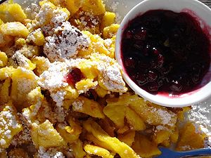 Kaiserschmarrn con salsa de arándanos rojos  