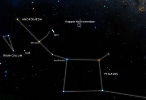 Questo grafico mostra la stella Kappa Andromedae, visibile ad occhio nudo. Nel 2012, un giovane e caldo pianeta gigante gassoso di circa 50 volte la massa di Giove è stato visto in orbita intorno alla stella ad una distanza apparente di 55 ± 2 AU. Questo è quasi il doppio della distanza di Nettuno dal Sole. Il compagno brilla per il calore della sua formazione, raffreddandosi man mano che invecchia