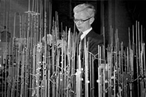 John Kendrew s modelem myoglobinu ve výrobě. Copyright by the Laboratory of Molecular Biology in Cambridge, England.