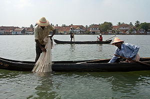 Pescari în portul din Kochi, India.